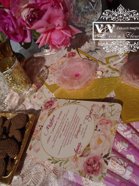 Arany és barack színű esküvői meghívó organza virággal